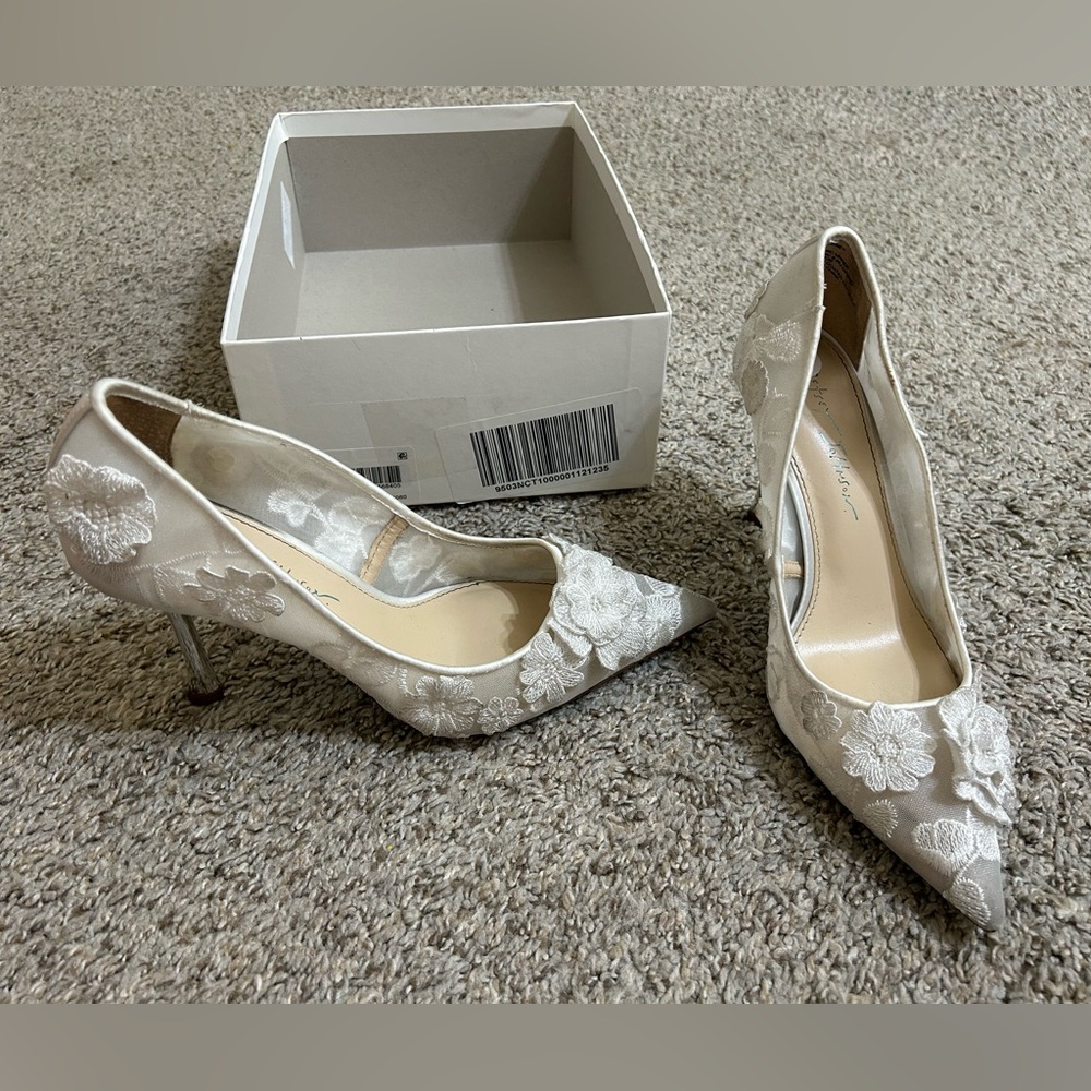Betsey Johnson Ivory Floral Lace Pointed-Toe Heels Aimey Pump Size 8 M Wedding